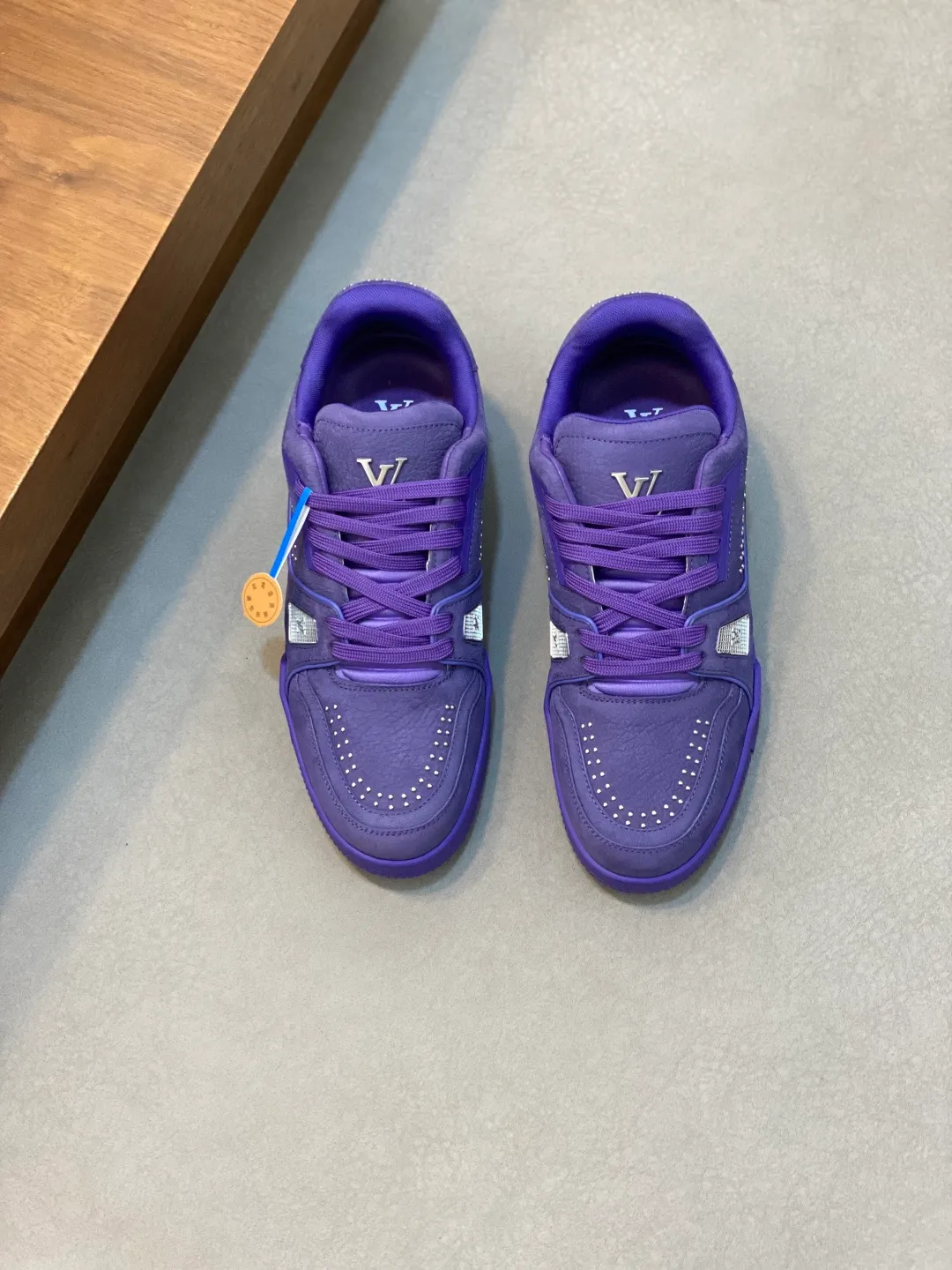 Men's men's shoes 💰820 Lujia New Color Men's 🧍‍♂️trainer sneakers, this LV Trainer sneaker is made of soft grained calfskin, showing pure tones, the #54 logo on the back traces the brand's birth in 1854, the designer's handwritten brand logo embellishes one side, designed by Virgil Abloh himself, a very commemorative sneaker, the new LV Louis Vuitton louis vuitton trainer sneaker low casual sports culture versatile basketball sneakers Size: 35-46 (customized for women 40, men 46)